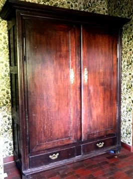 armoire louis XIV en chêne massif deux portes deux tiroirs . XVIII siècle .