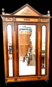 armoire trois portes à miroir en acajou belle ornementation bronze . XX siècle.