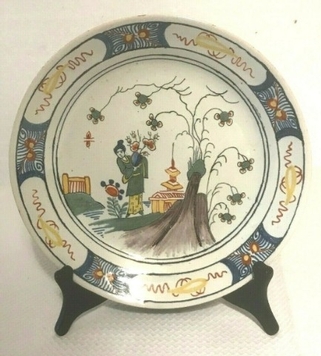 assiette en porcelaine à décor polychrome marque au dos . XVIII siècle