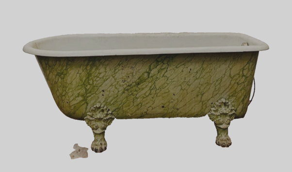 baignoire en fonte de fer emmaillé pieds griffe patine faux marbre . XIX siècle.