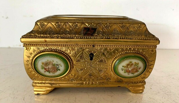 Boite a bijoux en métal doré a cabochons en porcelaine Signée TAHAN XIX siècle