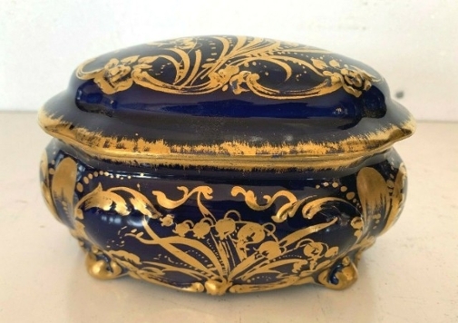 Boite ou bonbonnière en porcelaine bleue a rehaut doré Marque de fabrique