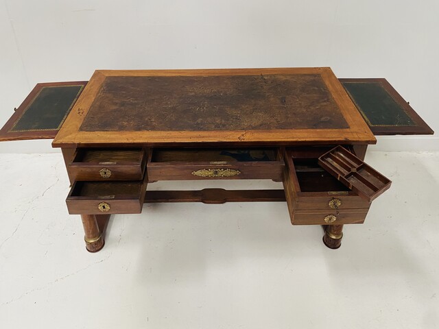 bureau style empire piétement à entretoise dessus cuir à tirettes . XIX siècle .