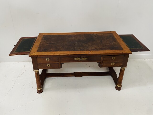 bureau style empire piétement à entretoise dessus cuir à tirettes . XIX siècle .