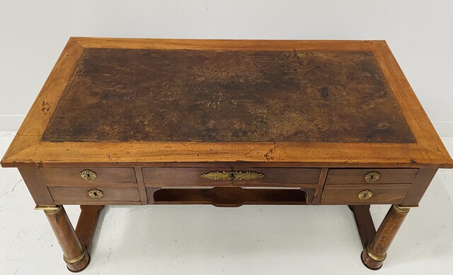 bureau style empire piétement à entretoise dessus cuir à tirettes . XIX siècle .