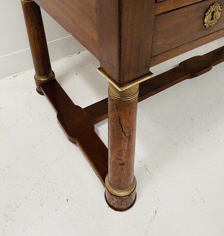 bureau style empire piétement à entretoise dessus cuir à tirettes . XIX siècle .