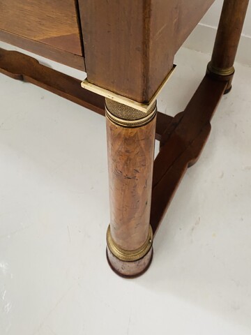 bureau style empire piétement à entretoise dessus cuir à tirettes . XIX siècle .