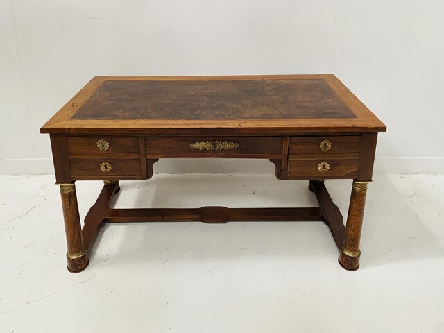 bureau style empire piétement à entretoise dessus cuir à tirettes . XIX siècle .