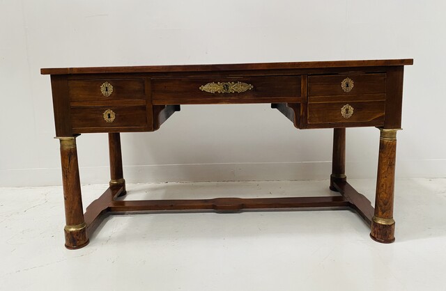 bureau style empire piétement à entretoise dessus cuir à tirettes . XIX siècle .