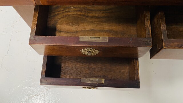 bureau style empire piétement à entretoise dessus cuir à tirettes . XIX siècle .