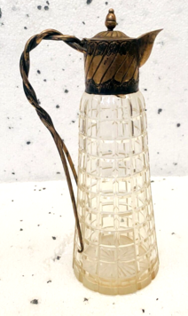 carafe avec cabochon en cristal taille finement ciselé . XX siècle .