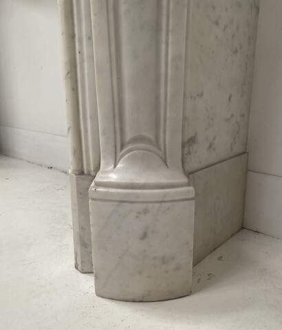 cheminée style Louis XV marbre de carrare finement sculptée . XIX siècle .
