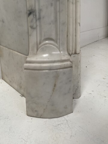 cheminée style Louis XV marbre de carrare finement sculptée . XIX siècle .
