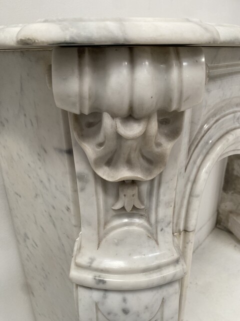 cheminée style Louis XV marbre de carrare finement sculptée . XIX siècle .