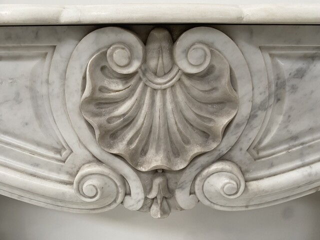 cheminée style Louis XV marbre de carrare finement sculptée . XIX siècle .