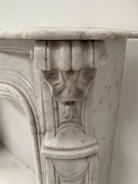 cheminée style Louis XV marbre de carrare finement sculptée . XIX siècle .