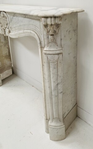 cheminée style Louis XV marbre de carrare finement sculptée . XIX siècle .