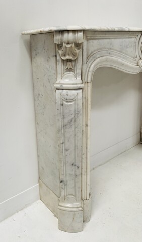 cheminée style Louis XV marbre de carrare finement sculptée . XIX siècle .