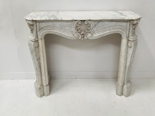 cheminée style Louis XV marbre de carrare finement sculptée . XIX siècle .