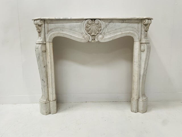 cheminée style Louis XV marbre de carrare finement sculptée . XIX siècle .