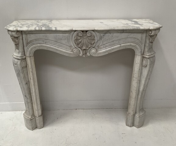 cheminée style Louis XV marbre de carrare finement sculptée . XIX siècle .