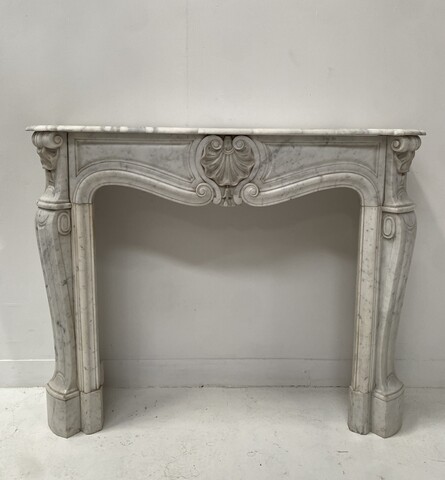 cheminée style Louis XV marbre de carrare finement sculptée . XIX siècle .