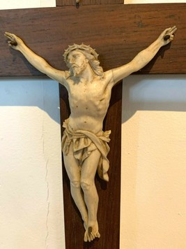 Christ sur croix en palissandre 