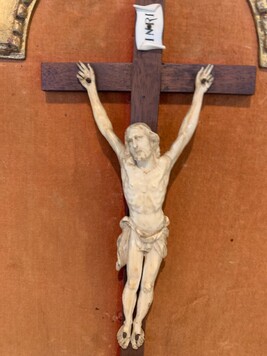 Christ Sur Croix Et Encadrement En Bois Et Stuc Doré XIX Siècle