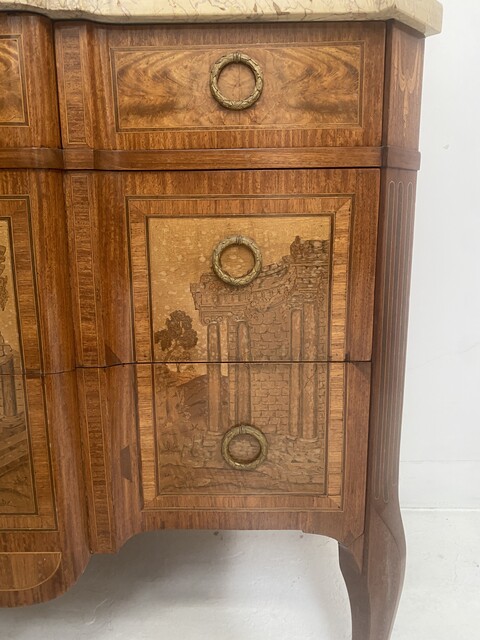 commode à réseaux style louis XV en marqueterie décor à l'antique . XX siècle .