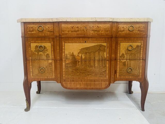 commode à réseaux style louis XV en marqueterie décor à l'antique . XX siècle .