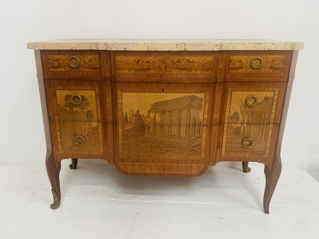 commode à réseaux style louis XV en marqueterie décor à l'antique . XX siècle .