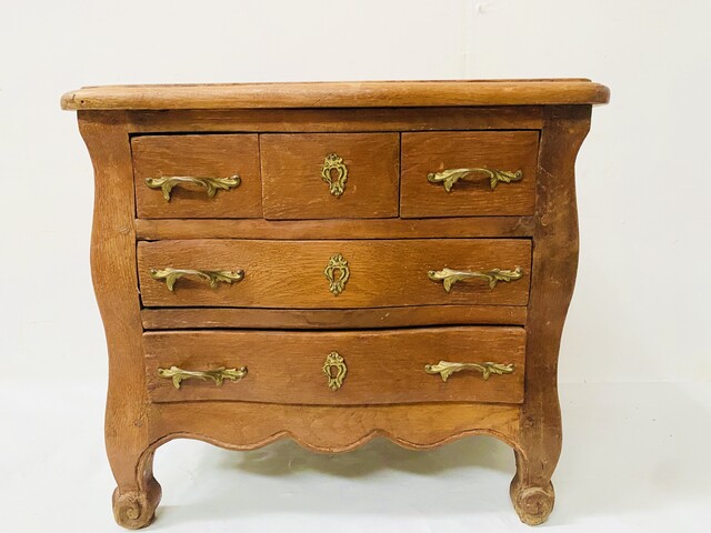 commode toute face galbé de maitrise  en chêne massif sculpté . XX siècle .