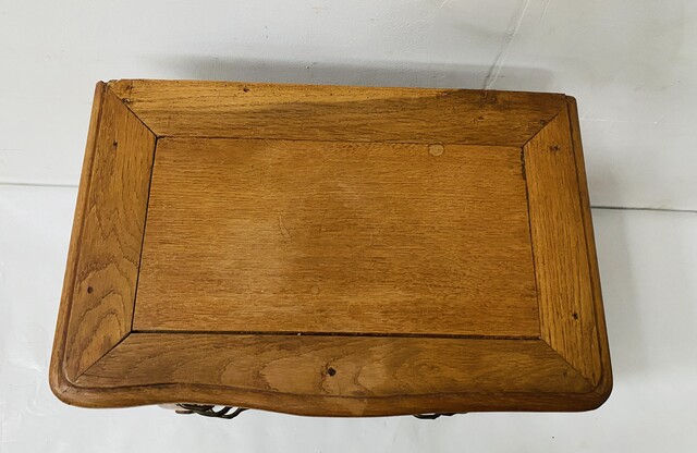 commode toute face galbé de maitrise  en chêne massif sculpté . XX siècle .