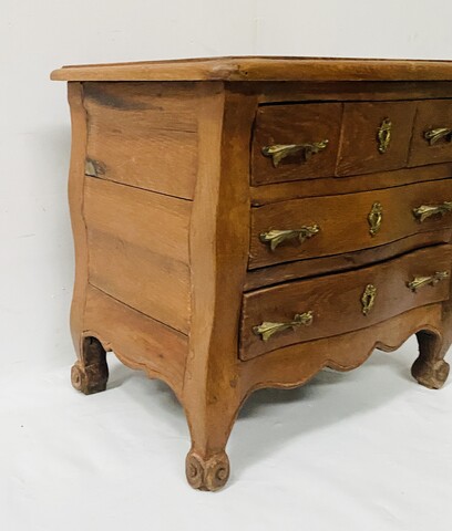 commode toute face galbé de maitrise  en chêne massif sculpté . XX siècle .