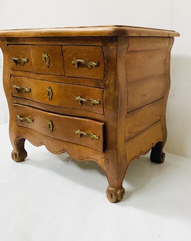commode toute face galbé de maitrise  en chêne massif sculpté . XX siècle .