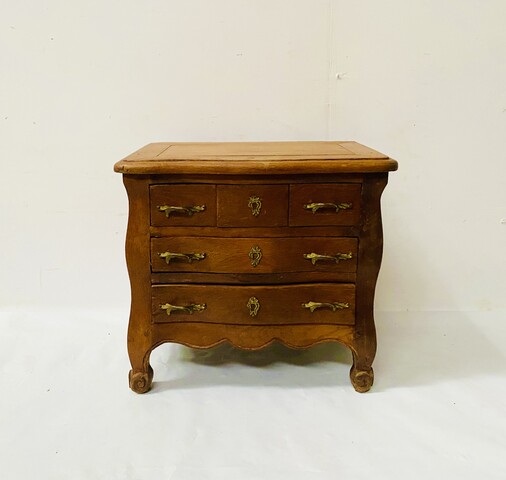 commode toute face galbé de maitrise  en chêne massif sculpté . XX siècle .