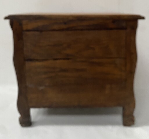 commode toute face galbé de maitrise  en chêne massif sculpté . XX siècle .