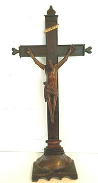 Crucifix en bois naturel patiné Objet de dévotion XIX siècle