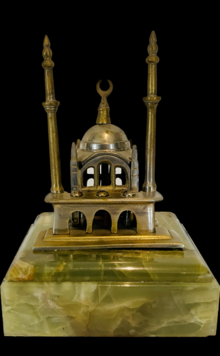 édifice d'une mosquée en bronze argenté sur socle onyx . XX siècle .