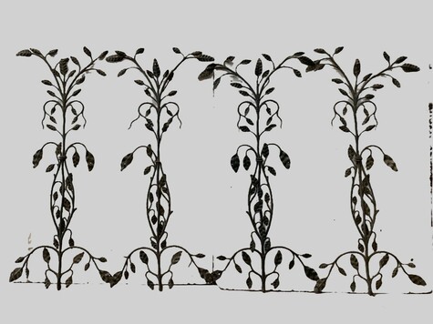 Eléments de décoration en fer forgé a motif floral XX siècle