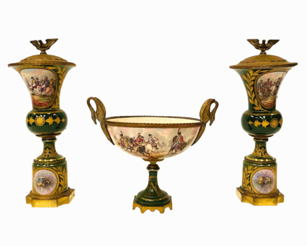 garniture de faïence fine et bronze à décor de scène de Napoléonienne .XX siècle
