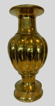 Grand vase a godrons en laiton martelé XX siècle