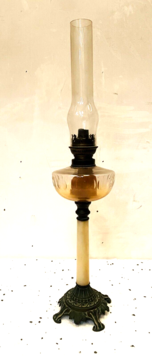 lampe à pétrole base laiton fut en marbre réserve en cristal . XX siècle .