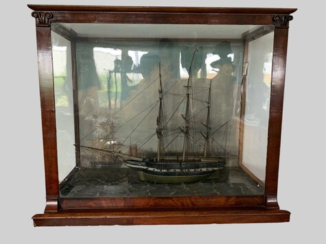 Maquette ancienne de voiler a trois mats dans sa vitrine XIX siècle