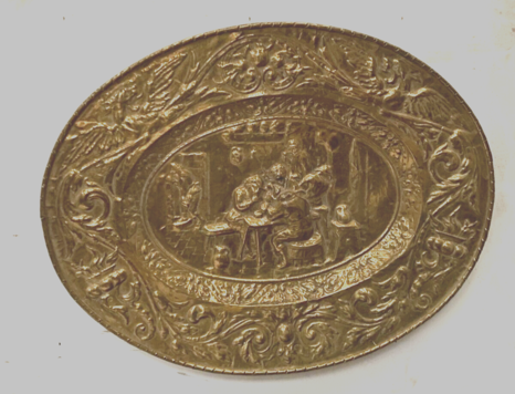 Médaillon ou plat ovale en cuivre jaune repoussé XIX siècle