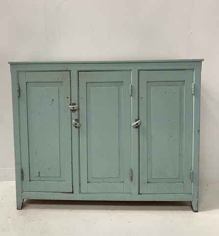 meuble de rangement trois portes patine original plateau bois . XX siècle .