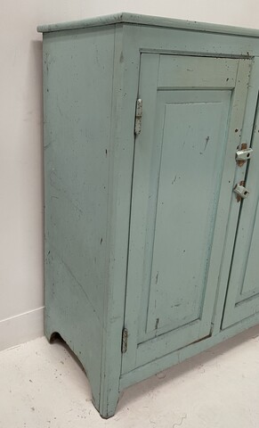 meuble de rangement trois portes patine original plateau bois . XX siècle .