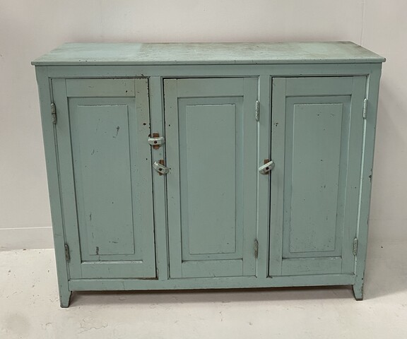 meuble de rangement trois portes patine original plateau bois . XX siècle .
