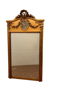 Miroir de style Louis XVI en bois et stuc doré . XX siècle.