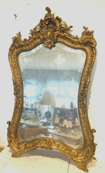Miroir rocaille de style Louis XV en bois et stuc doré XX siècle